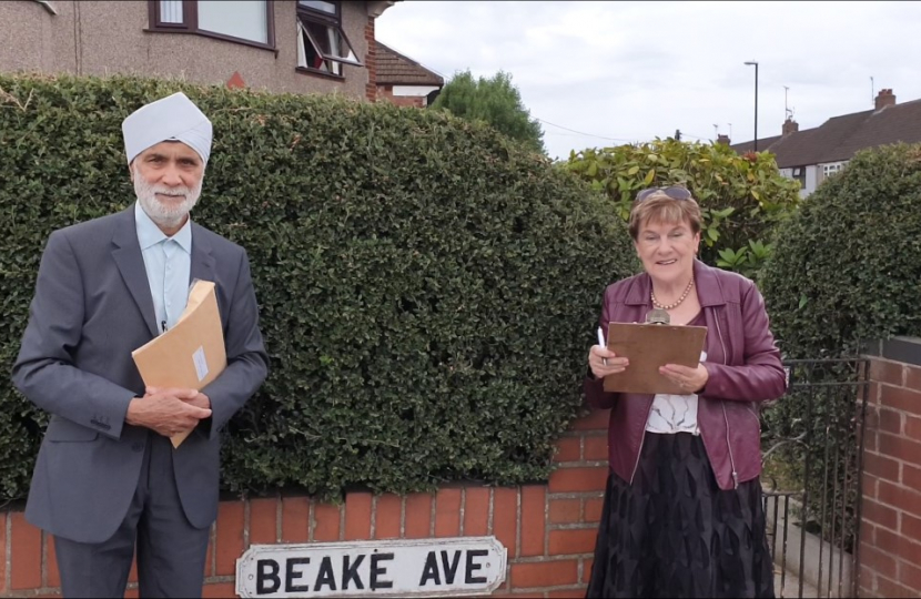 Cllr Jandu with Ms Owen at Beake Avenue