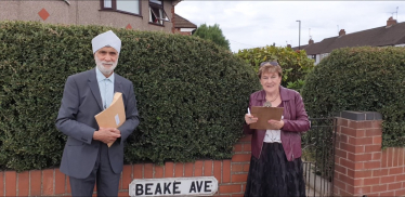 Cllr Jandu with Ms Owen at Beake Avenue